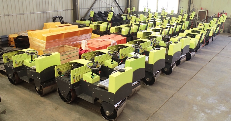 南宫28集团一批小型压路机经青岛港出口印度