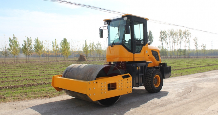 驾驶式压路机“；て琳稀薄寰部刂葡低