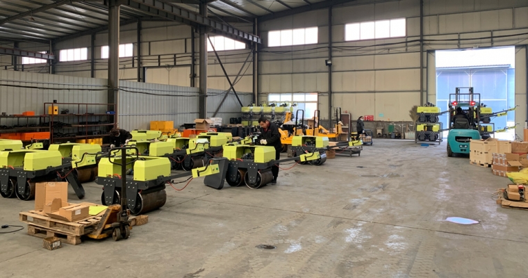 阳春三月,一批小型压路机出口外洋，去赴一场他国春暖花开!